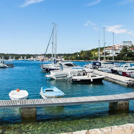 Apartment Tina By The Beach Pjescana Uvala Exterior foto
